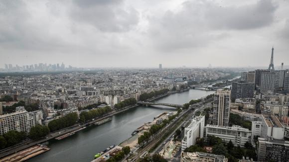 Vue aérienne de la Seine et du parc André Citroën, à Paris. (Photo THOMAS SAMSON / AFP)