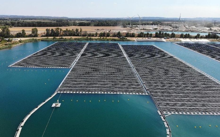 Les 17 hectares de panneaux solaires ont été installés sur le lac artificiel de 50 hectares. (Photo AFP)