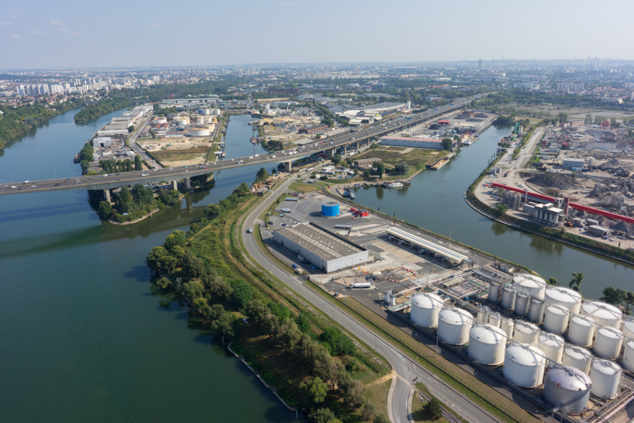 270 entreprises se partagent les 400 hectares du port fluvial de Gennevilliers. Premier port fluvial français, il assure le transit de 20 millions de tonnes de marchandises par an, dont cinq millions de tonnes en conteneurs. (Photo Haropa)