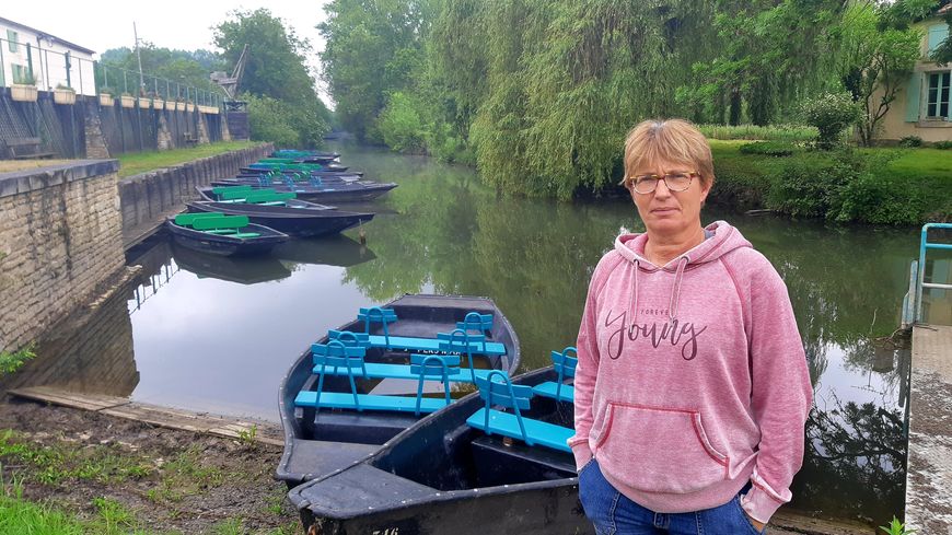 "On est tous très inquiets" indique Nadia Roblin, présidente du syndicat de la batellerie du marais poitevin devant son embarcadère à Arçais (Photo Radio France - Noémie Guillotin)