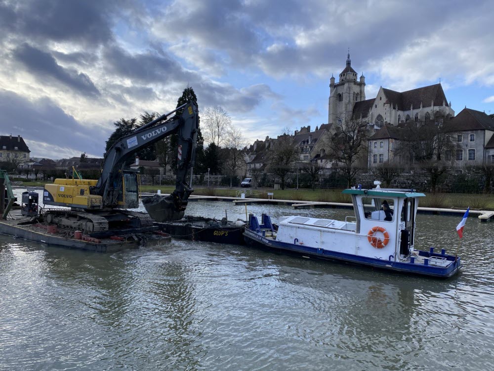 VNF drague le canal du Rhône au Rhin depuis fin janvier. Un incident est survenu ce mercredi 12 février. Photo Progrès/Michel MARILLY