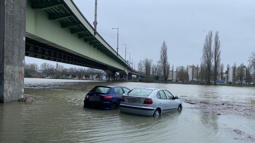 50 voitures environ sont cernées par l'eau à Rouen (Photo Radio France - Théophile Pedrola)