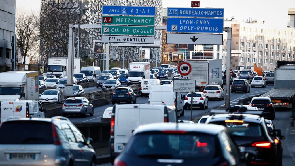 En région parisienne, les livraisons se font à 90 % par la route, multipliant le nombre de véhicules utilitaires dans la circulation quand la part de la voiture diminue pour les déplacements de personnes. (Hamilton/REA)  