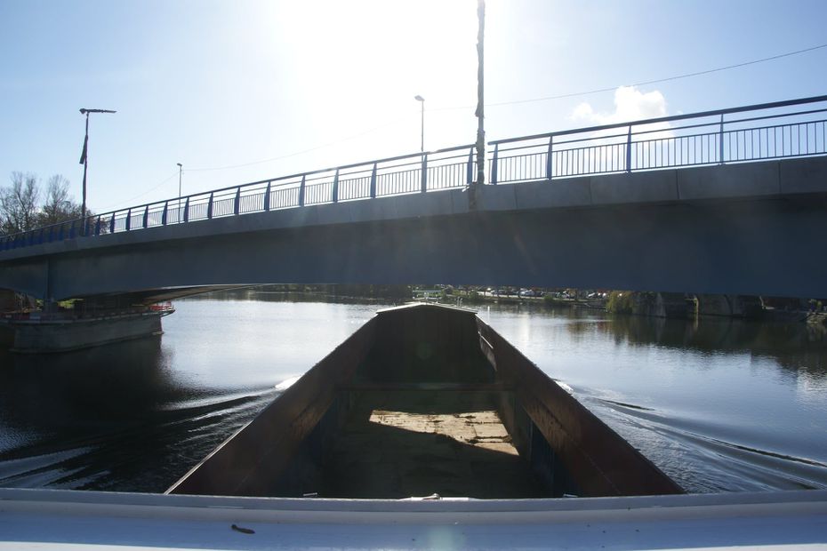Avec son bateau de 60 mètres, Pascal Malbrunot doit "viser juste" pour franchir le nouveau pont de Pont-sur-Yonne (Yonne). D'autres bateliers sont contraints de lester leurs péniches. (Photo Pascal Malbrunot)