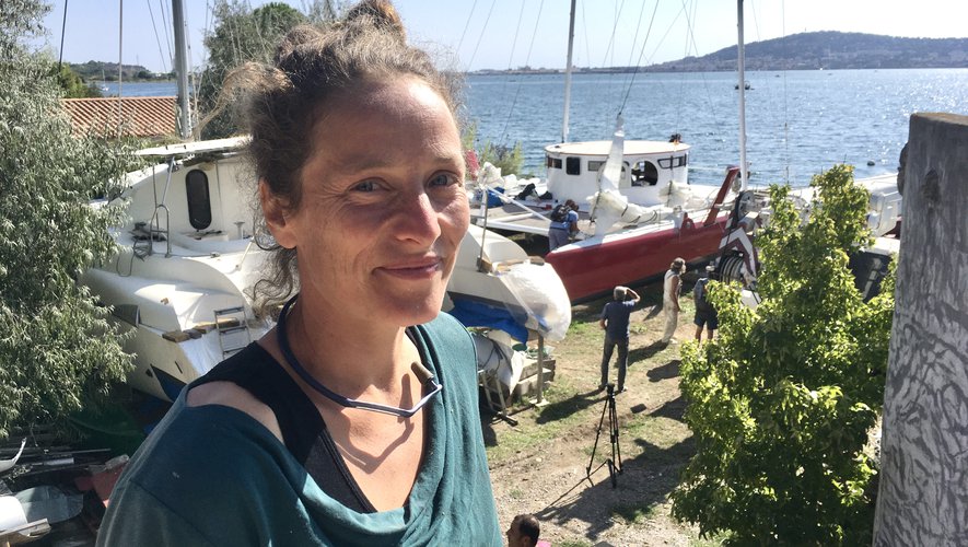 Anne Pribat devant son bateau circassien, qui répond au poétique nom de "Mange-Nuage". (Photo D.R.)
