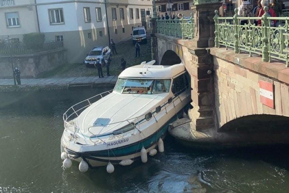 C'est le deuxième accident de ce genre en moins de quatre jours sous le pont Saint-Guillaume à Strasbourg. (Photo D.R.)