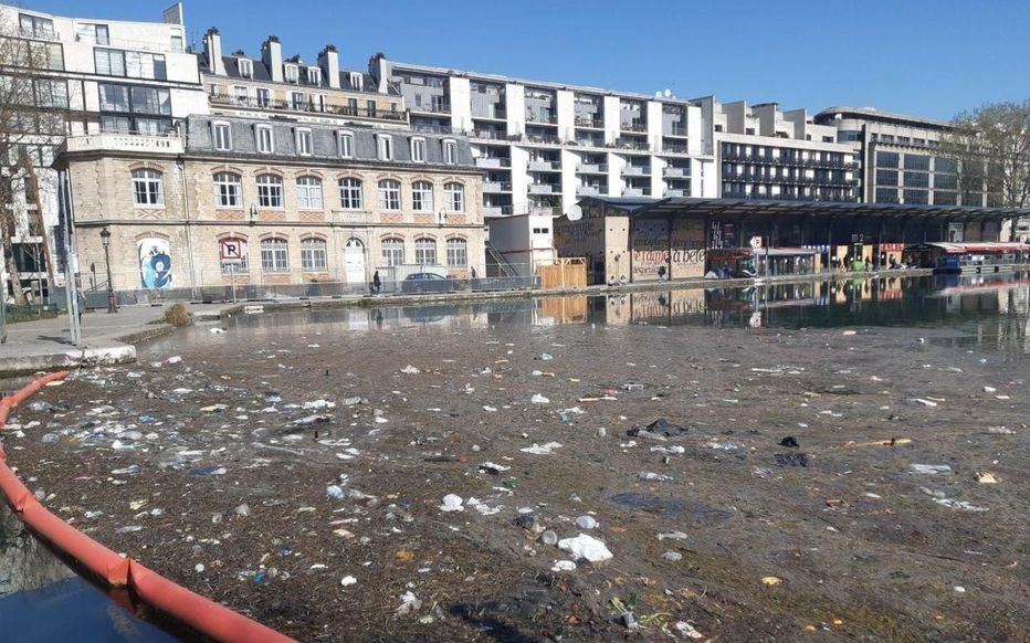 Paris, ce mercredi. Le bassin de la Villette (XIXe) à hauteur de la Rotonde, est maculé de détritus. (Photo LP/Cécile Beaulieu)