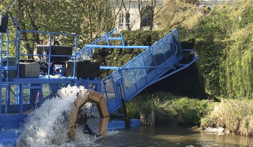 Une spectaculaire opération de nettoyage se déroule actuellement sur le canal entre les deux écluses de Malestroit et Saint-Marcel. (Photo D.R.)
