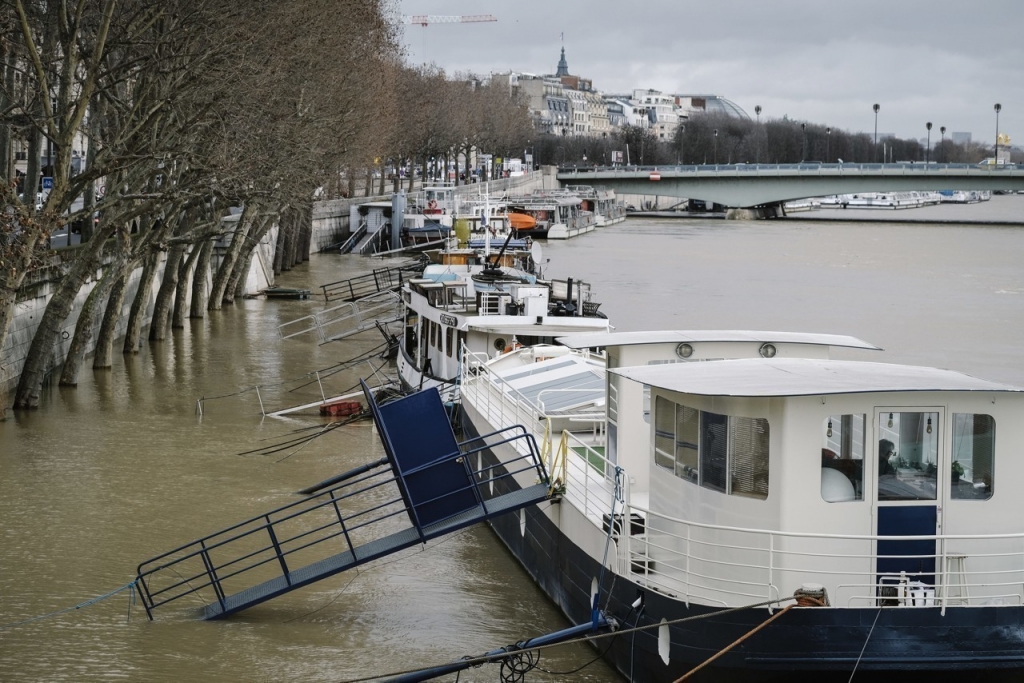 La navigation est en partie interdite depuis ce mercredi 3 février à Paris ( Photo PQR/LE PARISIEN/MAXPPP)