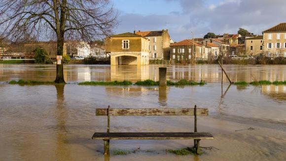 1er février 2021. Dans le Gers, la rivière Baïse déborde à Condom suite au passage de la tempête Justine. (Photo JEAN-MARC BARRÈRE / HANS LUCAS / AFP)