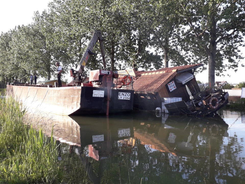 La péniche qui bloquait le canal de Bourgogne a été redressée (Photo DR/F. M.)