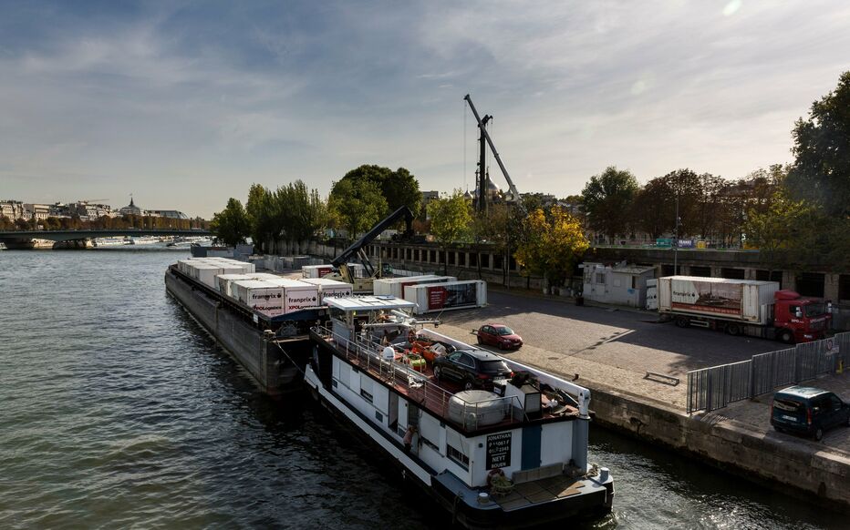 Franprix livre 300 magasins parisiens en acheminant ses produits du port de Bonneuil-sur-Marne (Val-de-Marne) jusqu'au pied de la tour Eiffel par la Seine. (Photo Haropa Port/Laurent Guichardon)