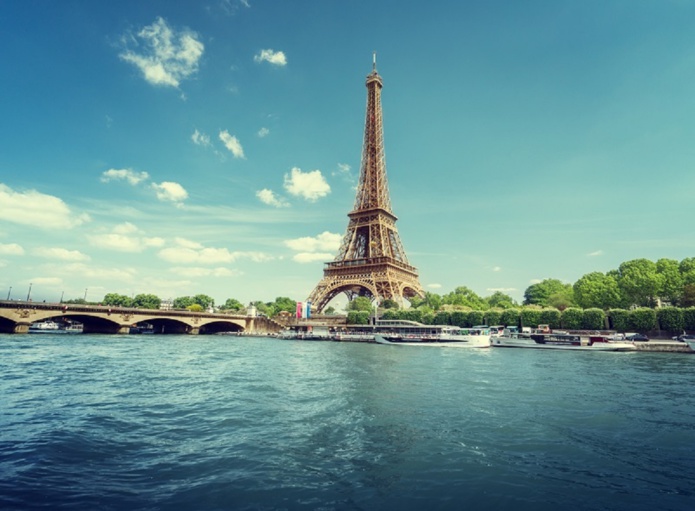 Vedettes de Paris qui a signé la déclaration de Glasgow sur l'action climatique dans le tourisme (COP 26)va investir 7,5M€ pour électrifier sa flotte d'ici 2024.(Photo Depositphotos -Iakov)