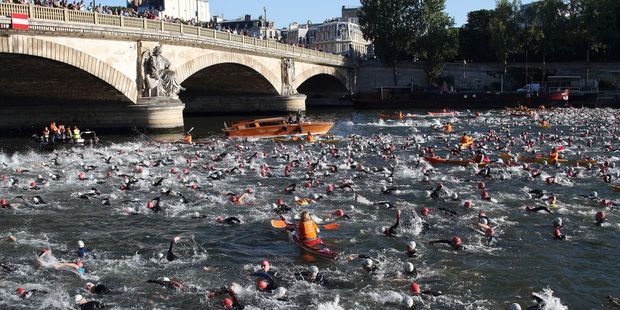 Compétition de natation en juillet 2010 pour la 10e édition du triathlon de Paris-Ile-de-France. (Photo Maxppp)