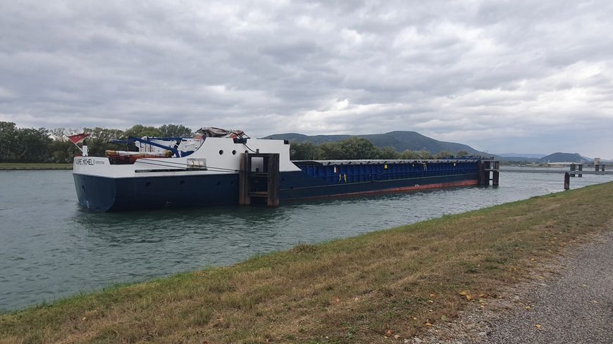 Un navire de fret a heurté un pont sur le canal de Donzère-Mondragon ce dimanche, le pilote est décédé. (Photo Compagnie nationale du Rhône)