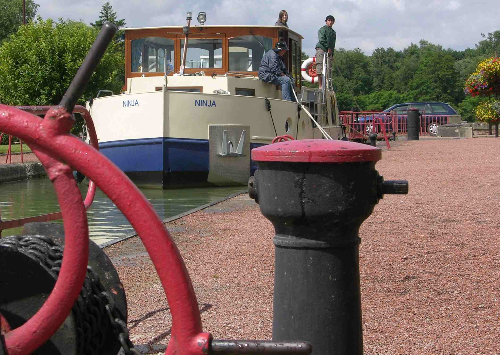 Un bateau au passage de l'écluse de Laroche (Photo : PJL)