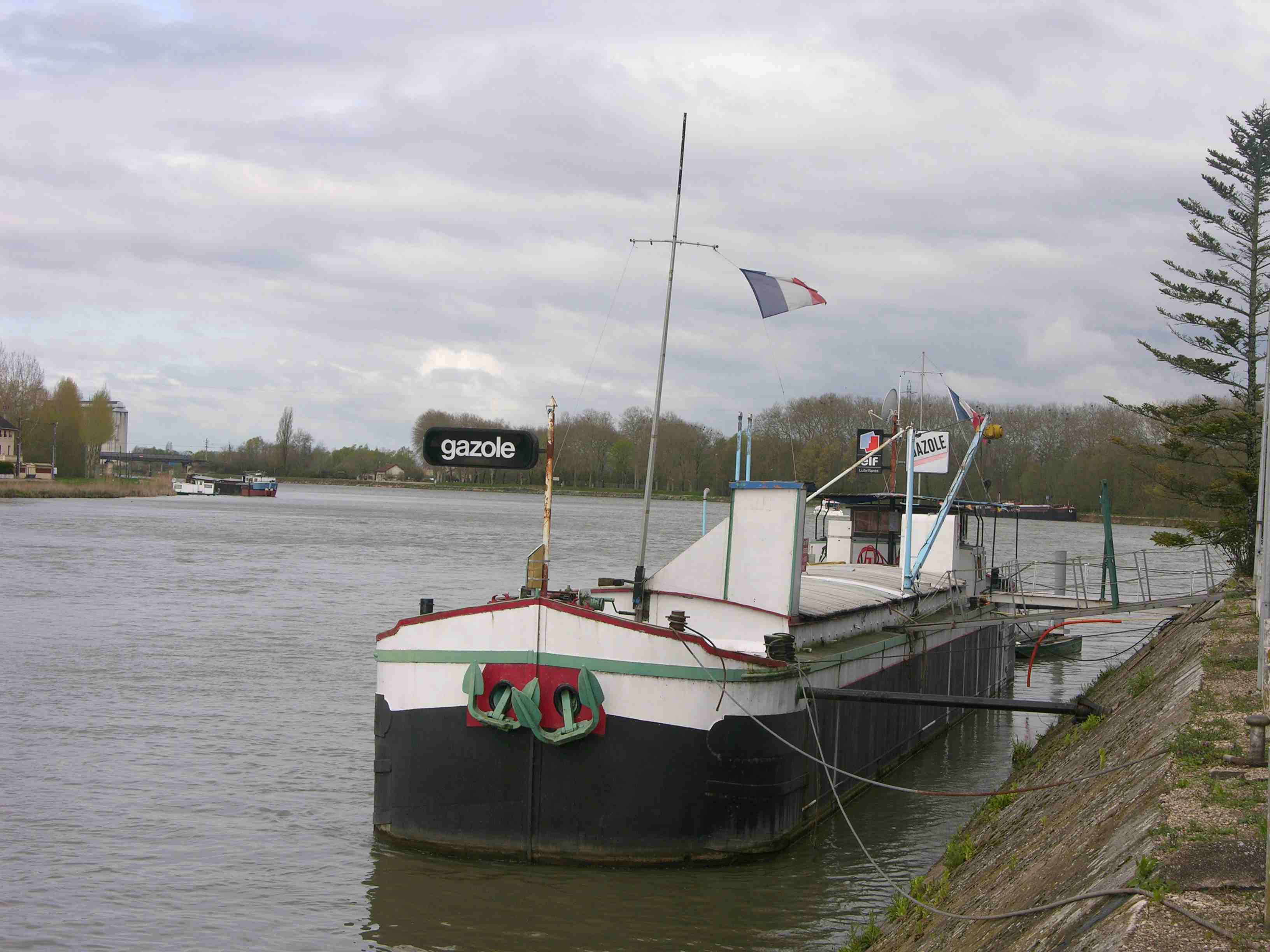 L'avitailleur de St Jean de Losne sur la Saône (Photo PJL)