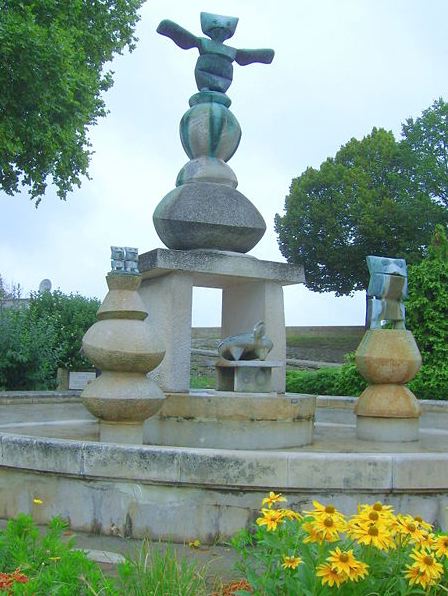 Fontaine d'Amboise, sculptée par Max Ernst en 1967