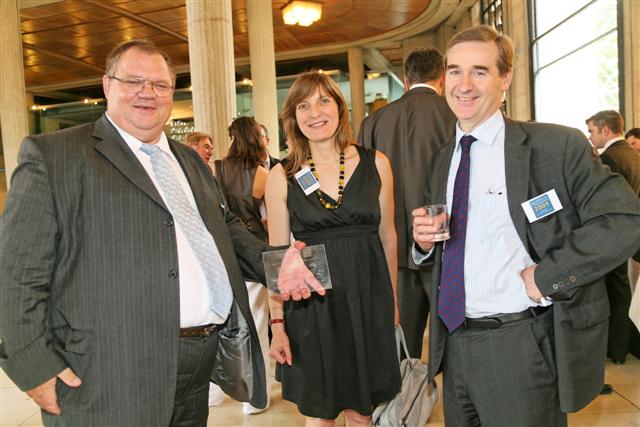 De gauche à droite, André Poiret  (UPM), Véronique Menseau (Syctom) et JP Louvet (UPM) lors de la remise du trophée le 3 juillet (photo Press & vous)