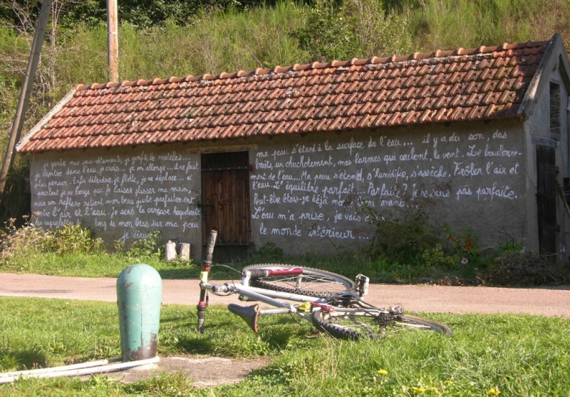 Le vélo de l'éclusier et le poème d'un inconnu dans l'échelle de Sardy (Photo PJL)