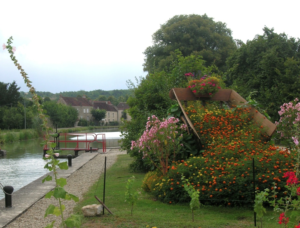 Tombereau de fleurs à l'écluse 90Y (Photo PJL)