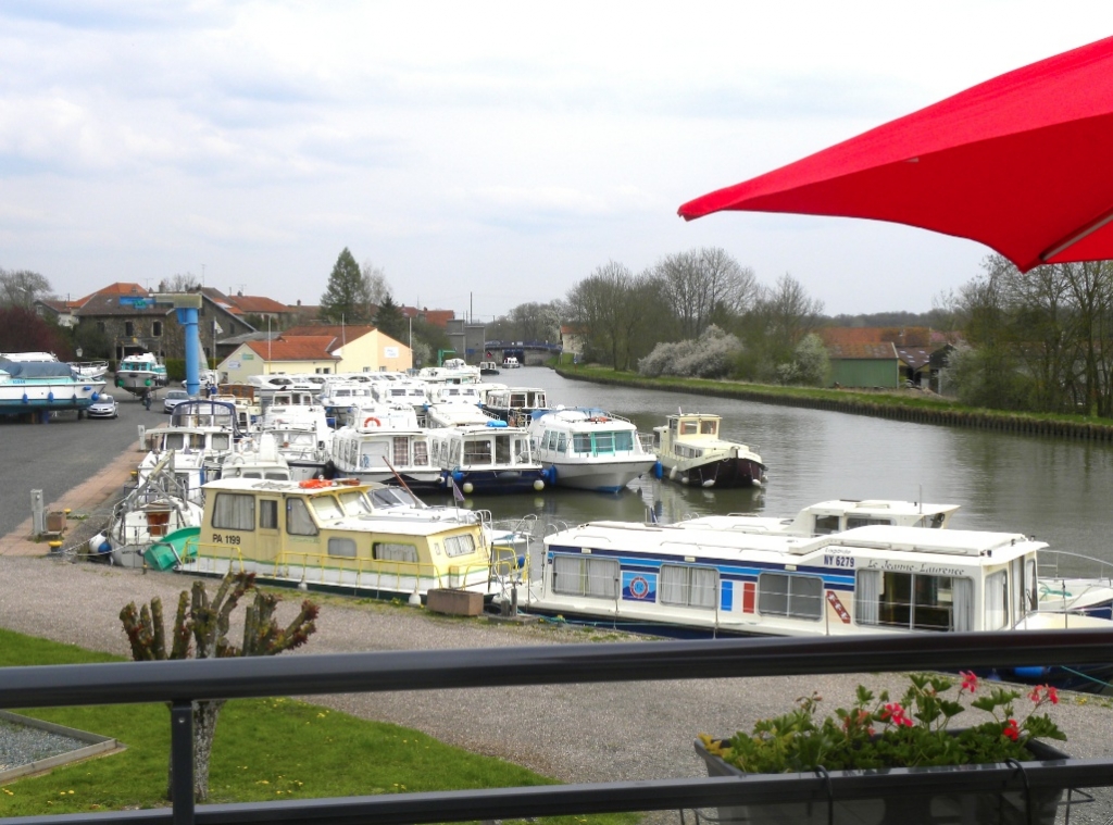 Le port de Lagarde depuis la terrasse du "PK209" (Photo PJL)