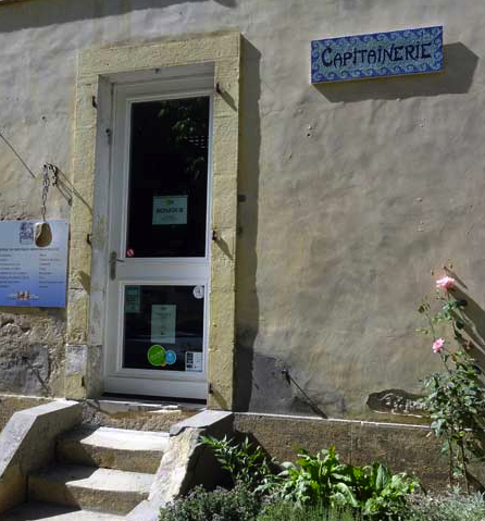 L'entrée de la capitainerie. (Photo B.Chanal)