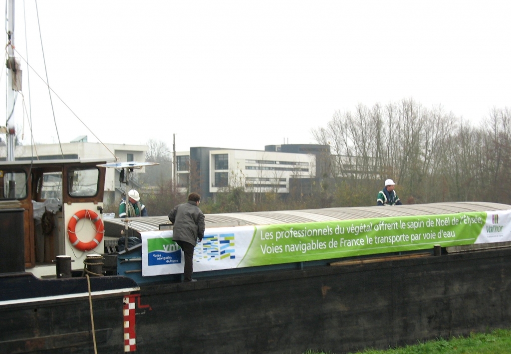 La banderolle de Val'hor sur l'Outsider (Photo Ph Bénard)