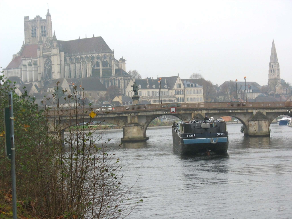 L'Outsider travers Auxerre avec son précieux chargement (Photo Ph. Bénard)