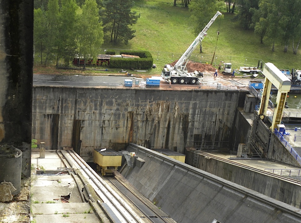 À gauche du plan incliné, les plaques de béton soulevées par l'eau (Photo PJL) 