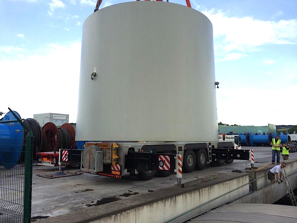 Transport routier d'un socle d'éolienne en béton (Photo E.Compernolle)