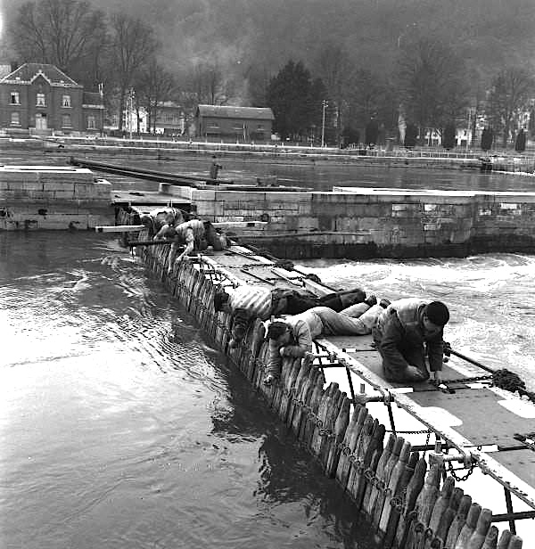 Les aiguilles du barrage de la Plante à Namur en1958 (Photo E.Pierre)