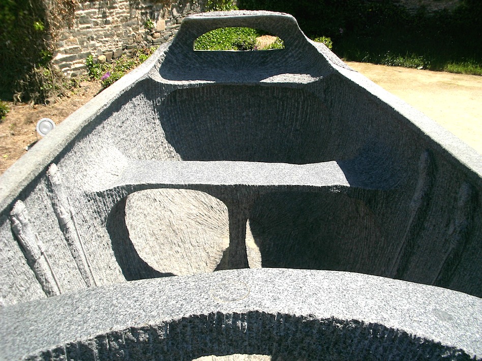 Les bancs de nage du bateau de pierre "Maen-Vag (Photo J-Y. Menez)