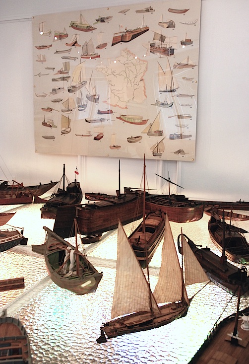 L'"armada" des anciens modes de navigation sans moteur, sous la grande carte réalisée par François Beaudouin, premier conservateur du musée de la batellerie (Photo N.Parent)