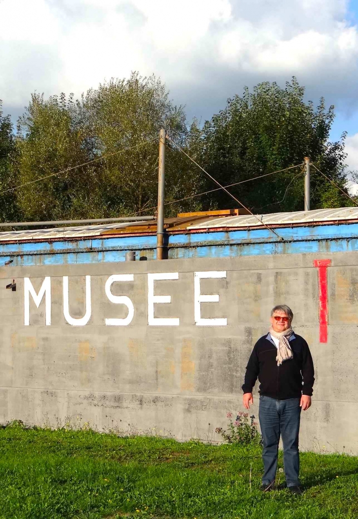 Thierry Gibot devant la péniche du musée d'Écuisses (Photo P.Ménager)