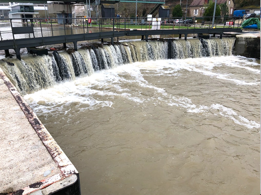 10/01/2018 - Le barrage reient la crue et fait déborder l'écluse de Vives-Eaux (Photo A.Fouquier)