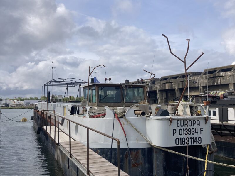 À VENDRE – PÉNICHE HABITABLE ET NAVIGABLE AUX BASSINS À FLOT, BORDEAUX